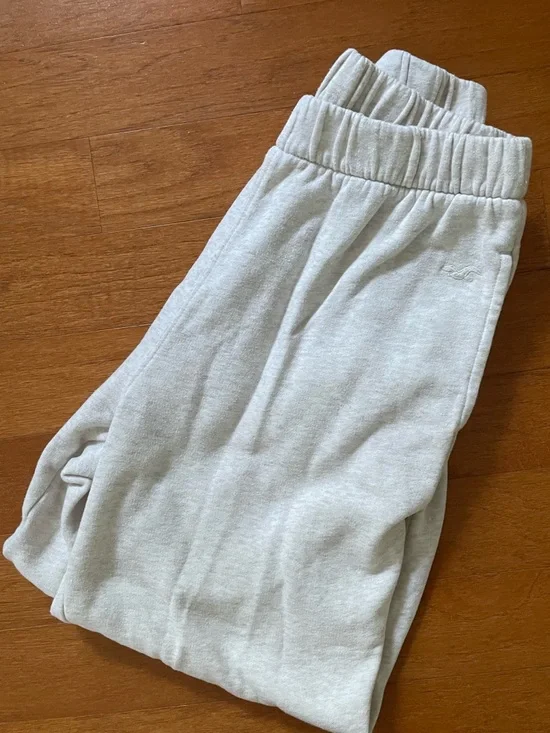 Hollister Cream Sweatpants - Picture 1 of 3